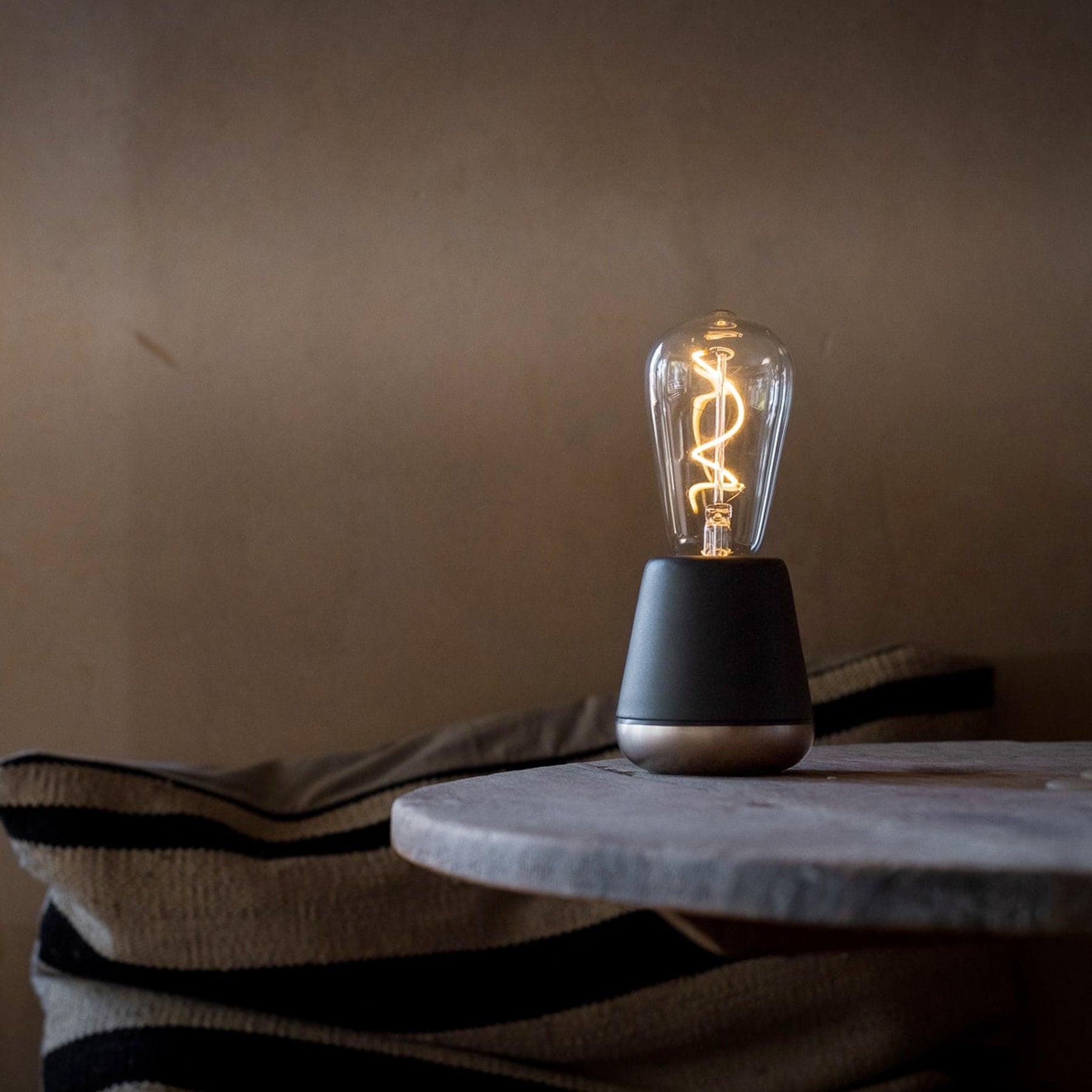 One Wireless Table Lamp