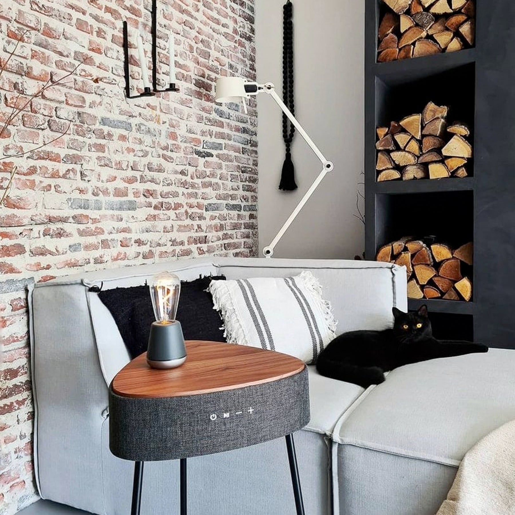 One Wireless Table Lamp