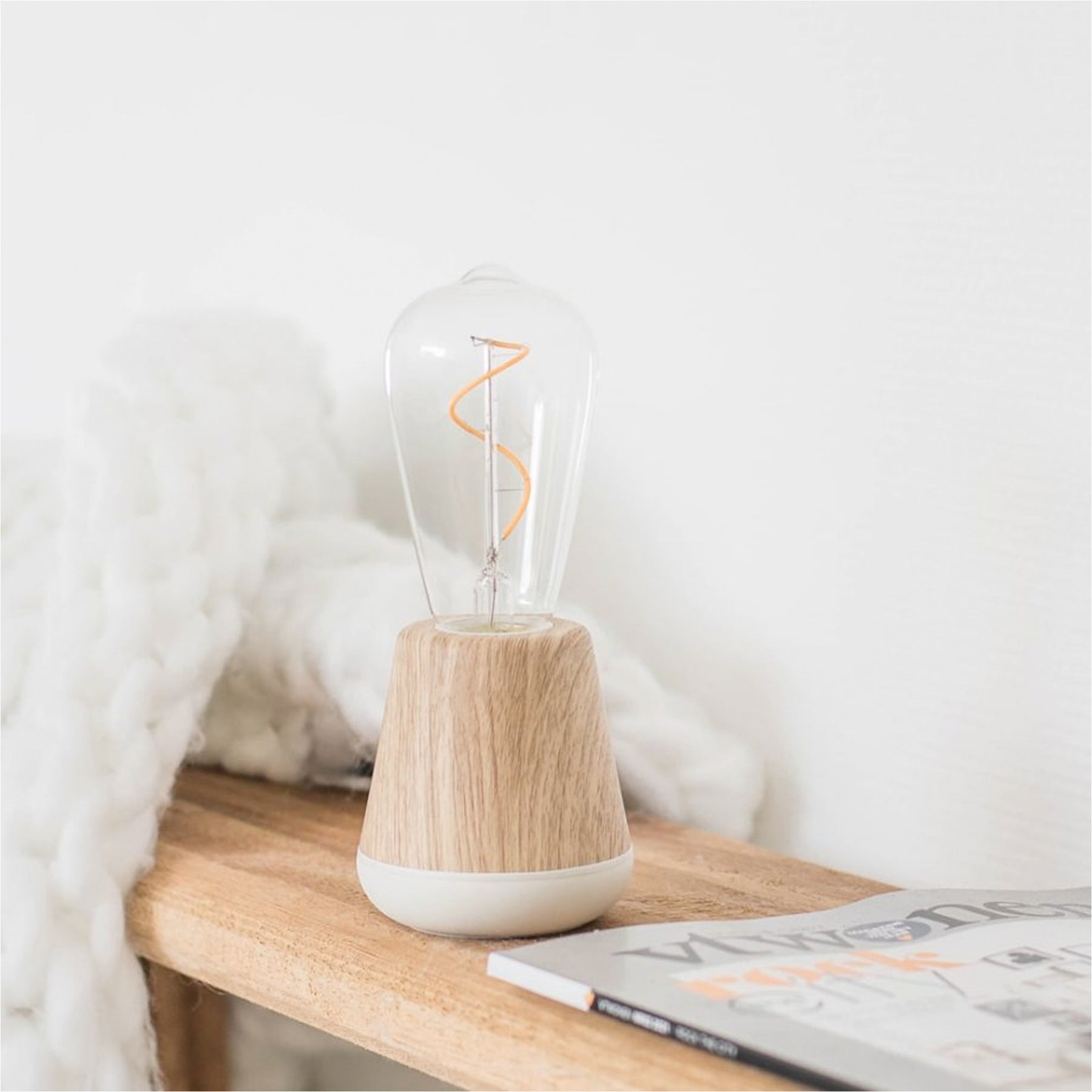 One Wireless Table Lamp